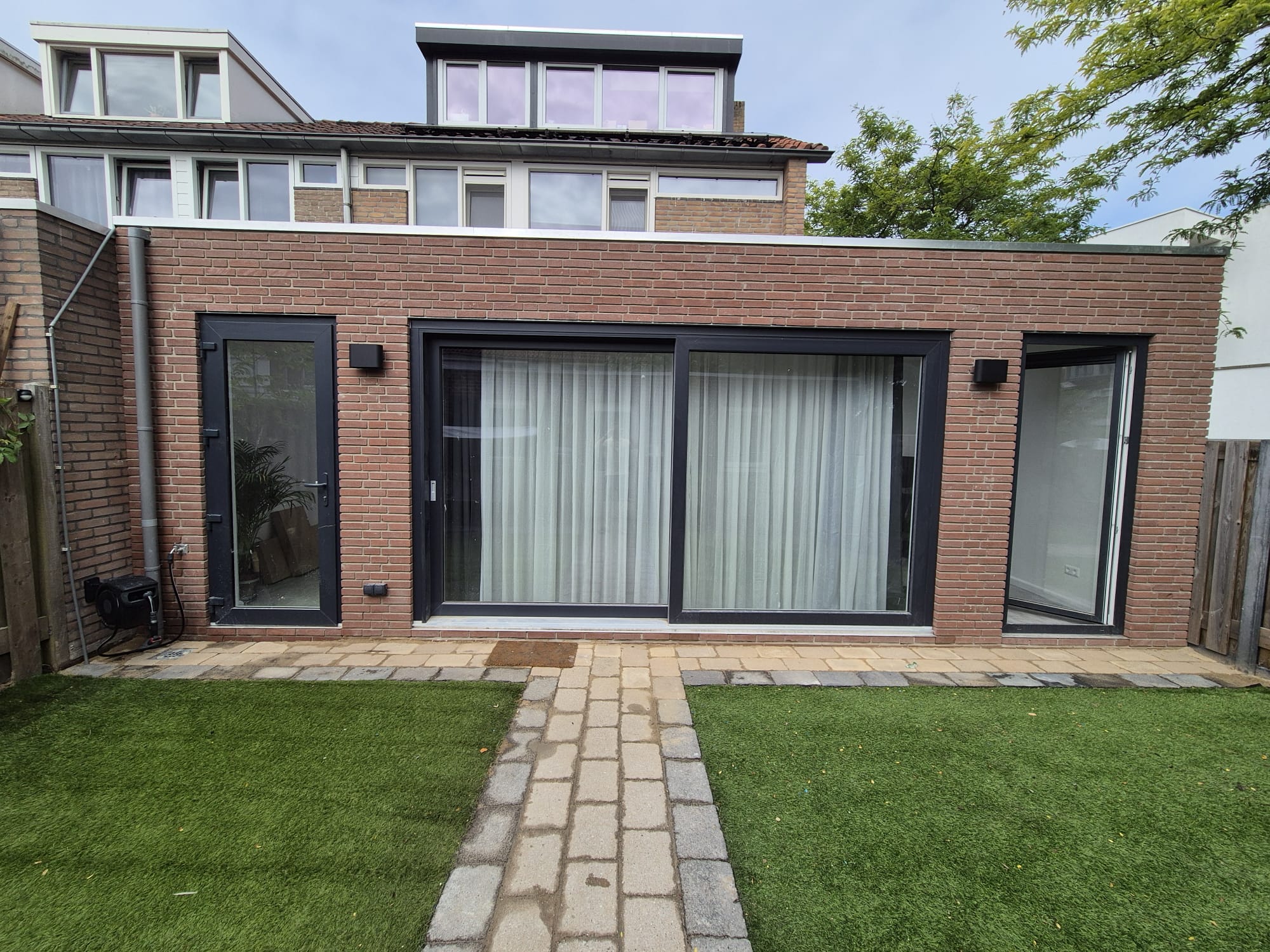 Moderne badkamer met houten meubel en wit sanitair